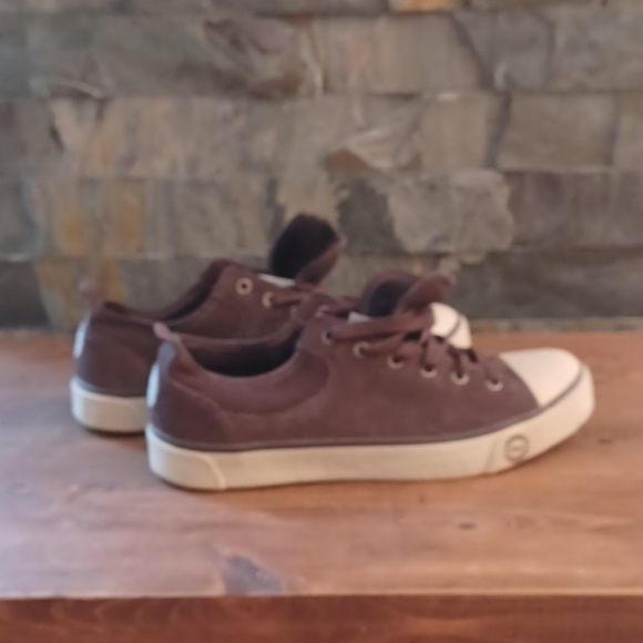 UGG - Picture 2 of 5